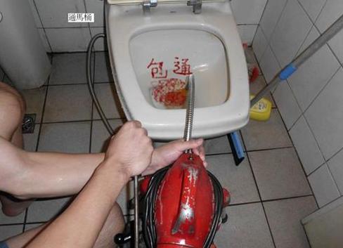 每天都要使用的馬桶堵了怎么辦？怕什么，這幾招幫你輕松解決！